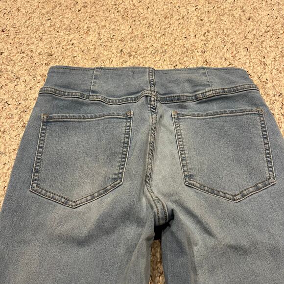 We the Free Light Wash Denim Pull On Jeans Sz 28 Elastic Waist Flare Stretch - Picture 6 of 8